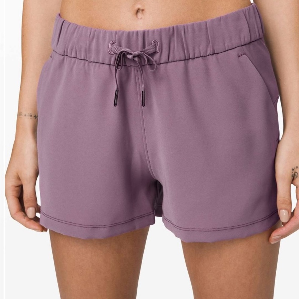 Lululemon On the Fly Mid-Rise Shorts 2.5”